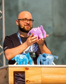 Shopware Mitarbeiter stellt das neue "Cody"-Maskottchen vor