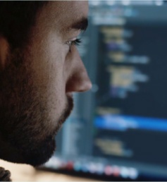 Shopware Mitarbeiter schaut konzentriert auf den Bildschirm